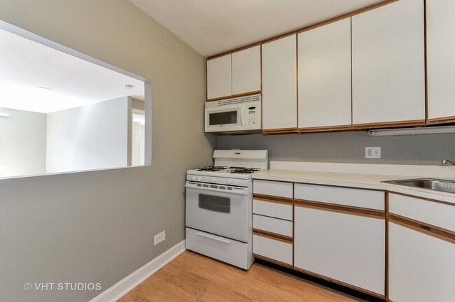 Photo - Spacious 2 Bed 2 Bath, East Lakeview