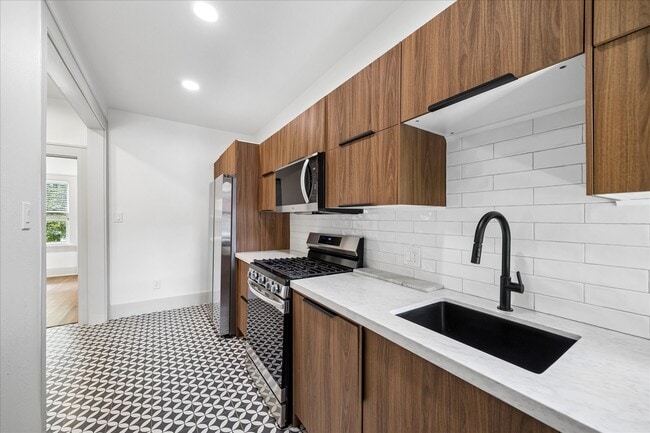 Photo - 2408 White Oak Dr