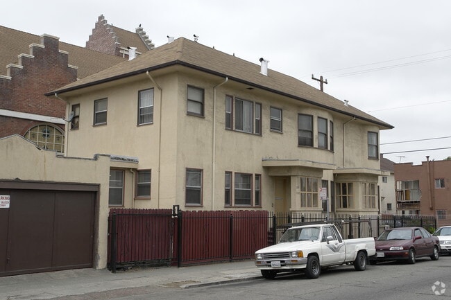 Photo - 705-709 E 18th St Apartments
