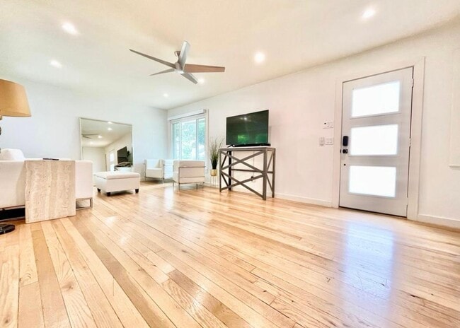 Photo - 6623 Kenwell St