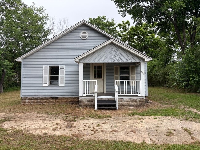 Building Photo - Charming 4-bedroom, 1-bath home located in the heart of Van Buren featuring a spacious layout, ha...