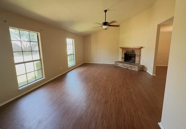 Photo - Established 3 bedroom 2 bath retreat, offering space, comfort, and easy Fort Worth living
