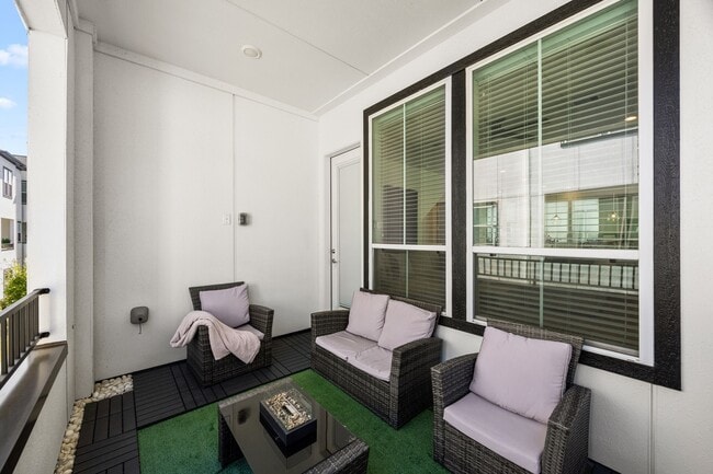 Building Photo - 2718 Grand Fountains Dr