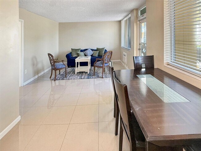 Photo - 2400 NE 9th St Unit 301