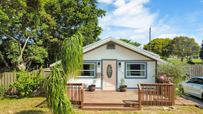 Building Photo - 710 S Pine St