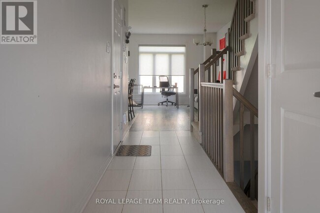 Photo - 174 Hawkshaw Cres