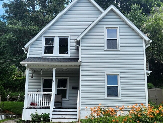 Building Photo - 40 Oak St Rental