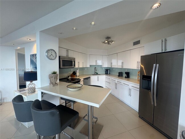 5151 Collins Ave Unit 923