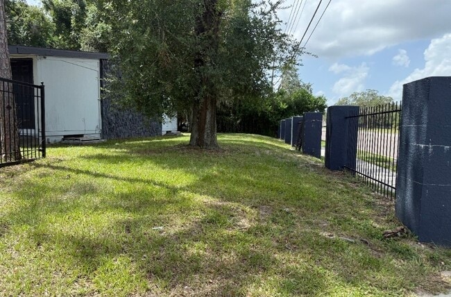Building Photo - 4927 N Pine Hills Rd Unit One bedroom Rental
