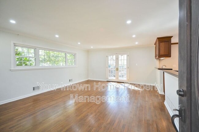 Photo - 317 Eureka Dr NE