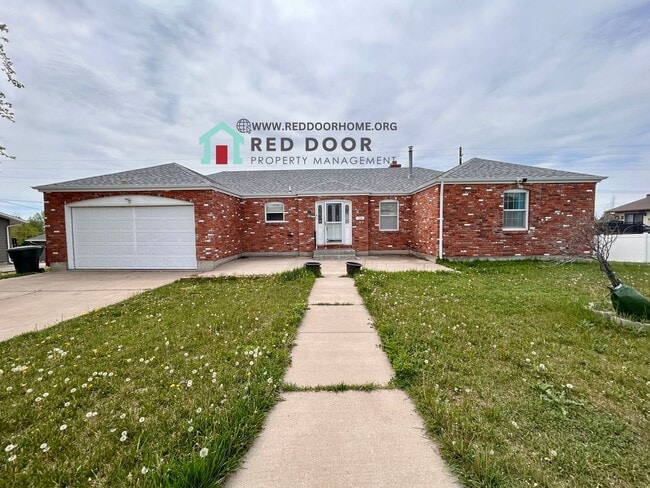 Building Photo - Spacious 5-Bedroom Home with Central Air, Fireplace & Huge Fenced Yard