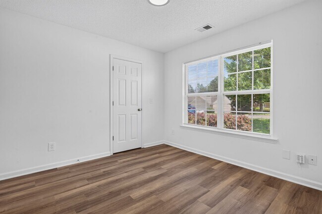 Photo - Beautiful home in Elgin