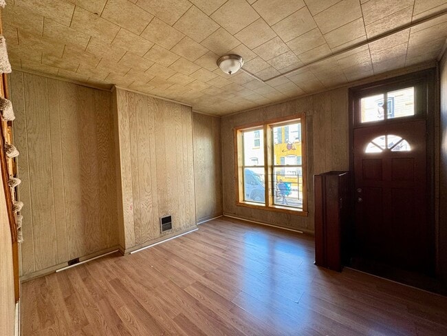 Photo - Charming 2 Bedroom/1 Bathroom Townhome in Ellwood Park–Monument neighborhood!