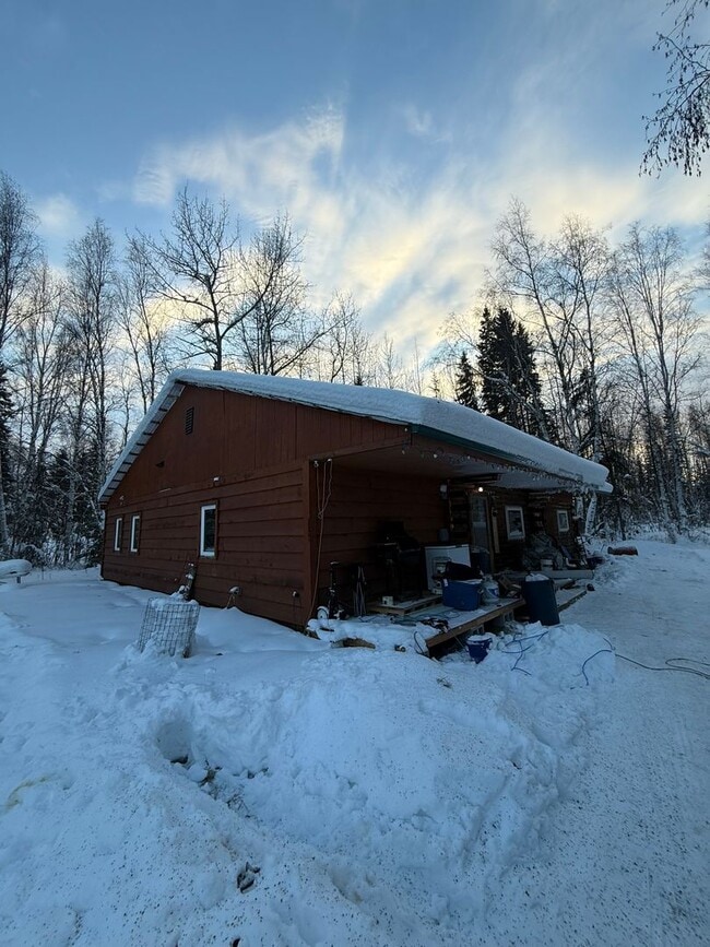 Building Photo - 3 bedroom / Home in North Pole / Pet friendly!