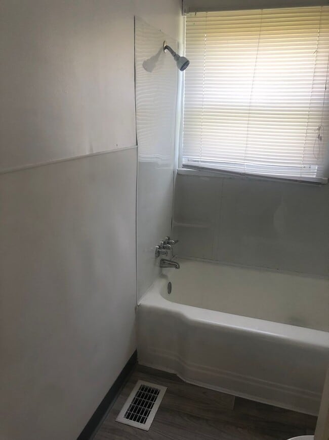 Photo - 1 Bedroom Newly renovated garden style apartments available for rent Unidad 1791 MOUND ST