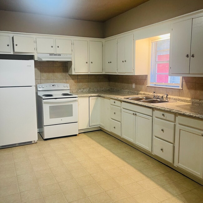 Photo - 4030 Howard St