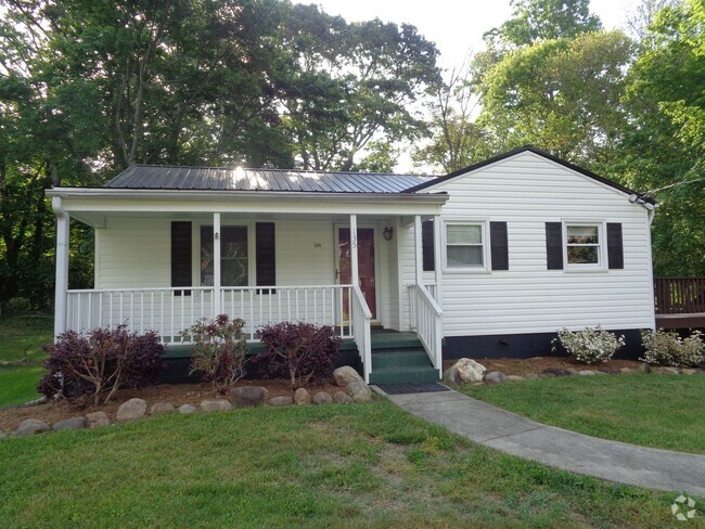 Building Photo - 2-bedroom House off Country Club (interior...