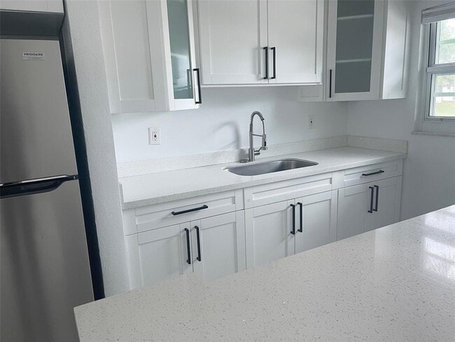 Building Photo - 3265 Griffin Rd Unit 103 Rental