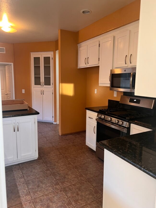 Photo - 556 Almonte Pl