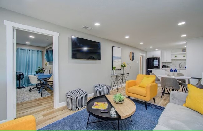 Photo - 4802 Crane St