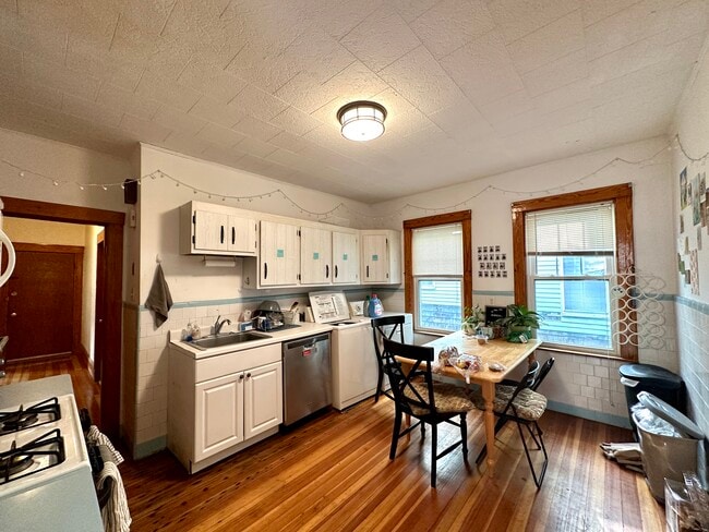 Building Photo - 30 Adams St Unit #2