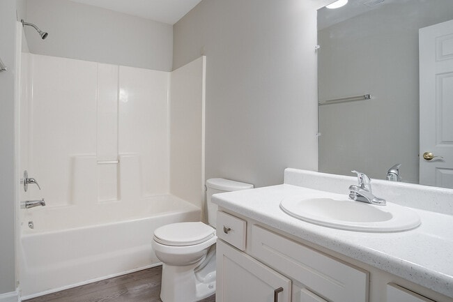 Apartamentos Colonial Village Lincoln NC Plano de planta Platinum Baño - Colonial Village