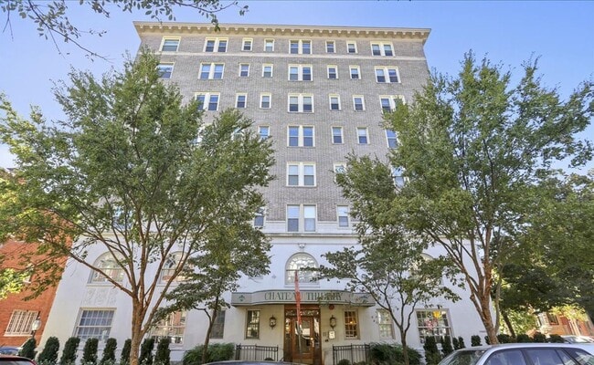 Building Photo - Château Living in this Dupont Circle Delig... Unit 503