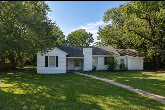 Building Photo - 2435 Beech St