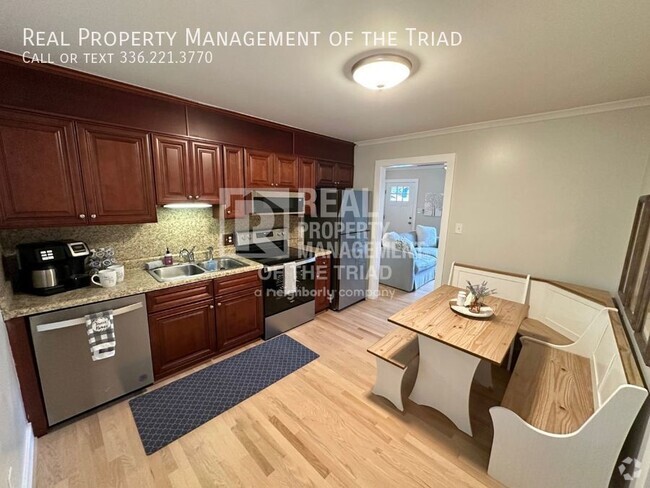 Building Photo - Cute & Cozy 2BR Main Level Apartment Conve...