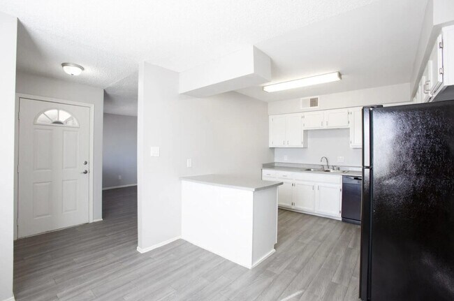 2 Bed 1 Bath - 895 sqft - Dining