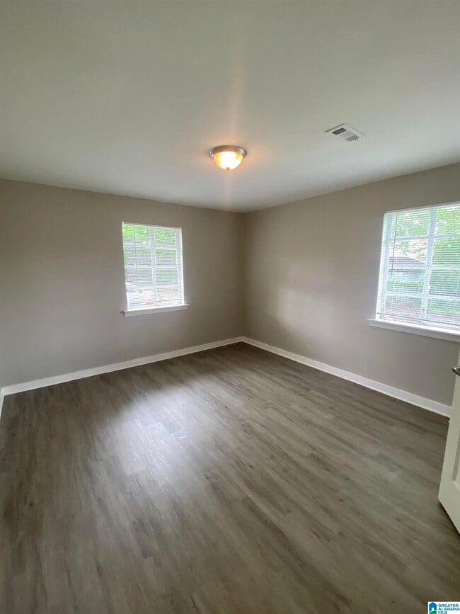 Building Photo - 1000 4th Ave W Unit 4 Rental