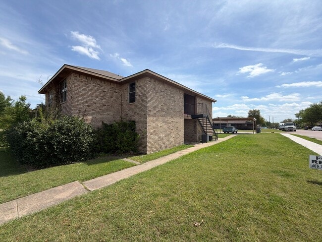 Building Photo - 5510 Brookview Ct Unit # A - 1st floor