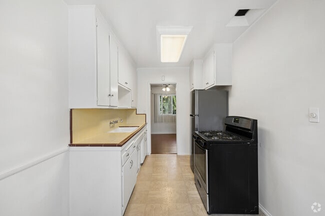 1BR, 1BA - 850SF - Kitchen