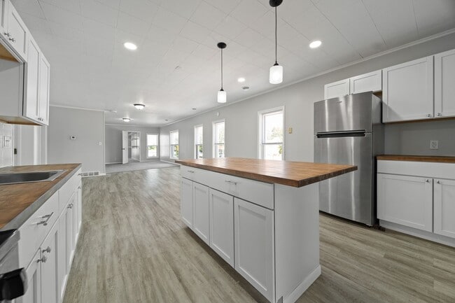 Building Photo - 801 W 26th St Unit 2nd Floor