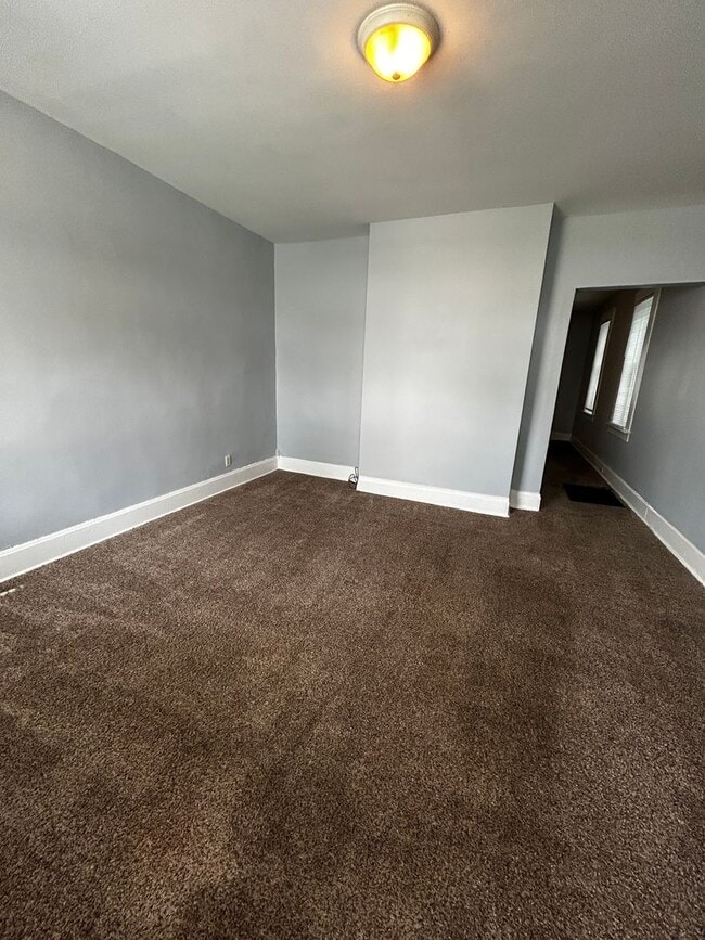 Photo - Spacious 1 Bedroom 1/2 Double with Basement & Extra Room Unit 521