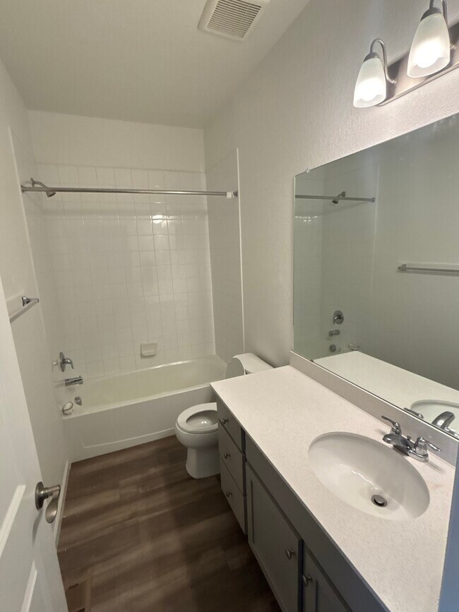 Photo - 404 Millwall Cir