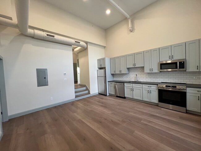 Building Photo - 160 Seabury St Unit 16