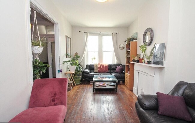 Building Photo - Graduate Hospital 3bd/1/5bth Charmer