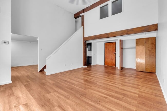 Photo - 107 S Front St