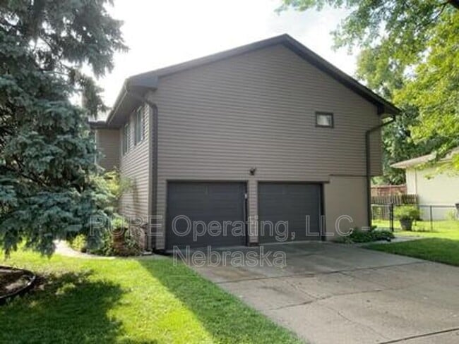 10821 Curtis Ave Cir