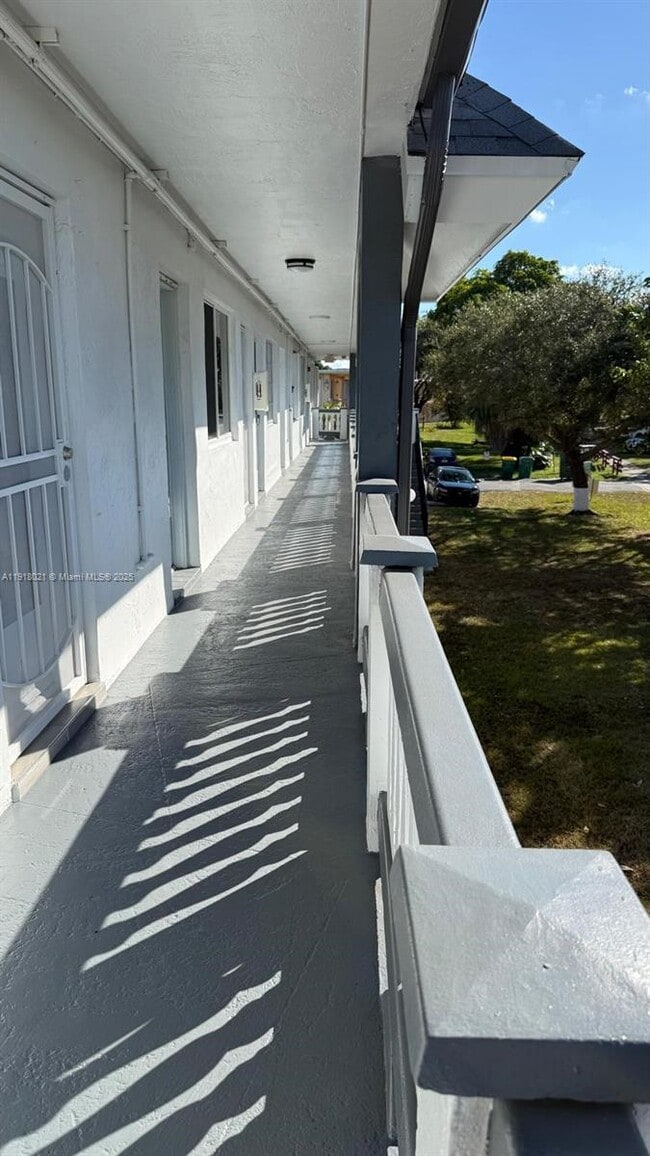 Building Photo - 20337 NE 2nd Ave Unit 16