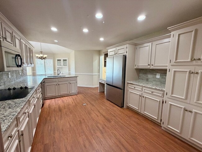 1325 W Canterbury