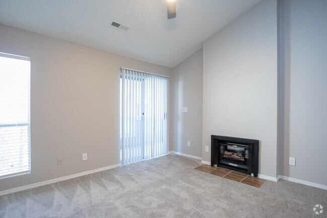 2BR, 2BA - 1,000SF - Living Area - Lexington Farms Apartments