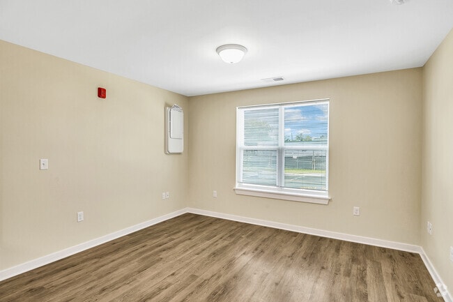 2BR, 2BA - 944SF - Living Room - Saratoga Place