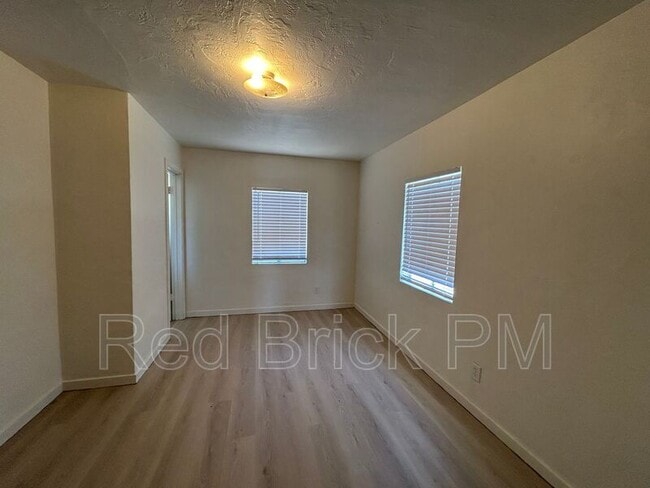 Photo - 2260 Glen Ave