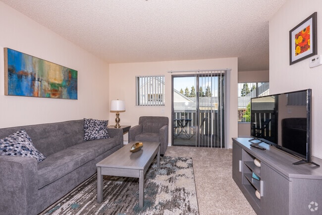 1BR, 1BA - 681SF - Spruce - Living Room