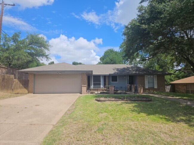 Single story home on cul de sac street. - Single story home on cul de sac street.