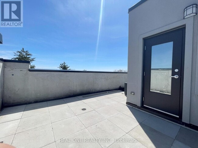 Photo - 851 Sheppard Ave W