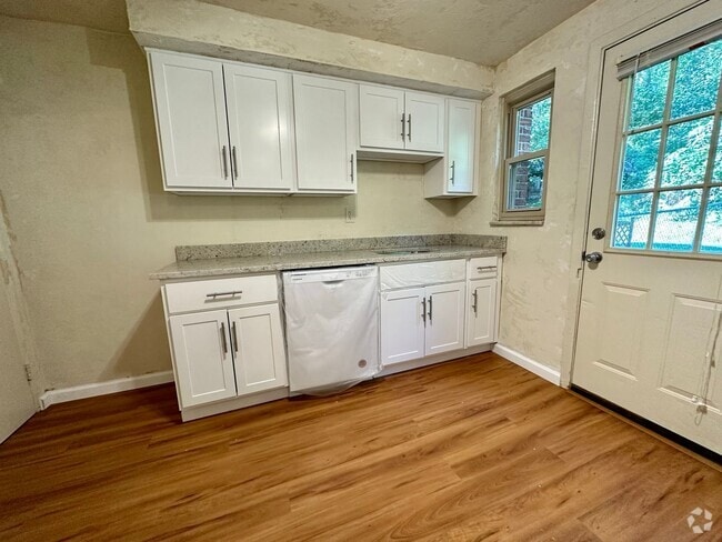 Building Photo - Gorgeous Three Bedroom Duplex in Castle Sh... Rental