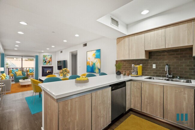 Cocina de concepto abierto, comedor, sala de estar con patio - Darlington Center by Wiseman